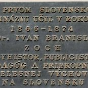 Pamätná tabuľa venovaná PhDr. Ivanovi Branislavovi Zochovi umiestnená na budove Prvého slovenského gymnázia v Revúcej.